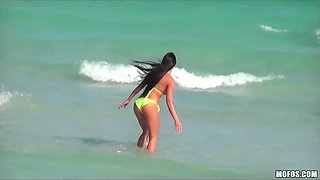 Amateur swimsuit beauty is picked up at the beach for a hasty bang