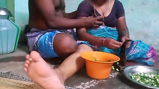 Aunty Boobs Show Vegitable Cutting Handjob Hasband