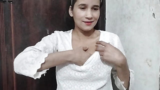 School girl ko kapde badalte dekh liya