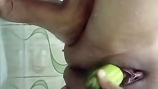 Desi bhabhi mast chut me kheera lete hue