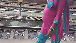 TRAIN TOILET VALI BHABHI Desi bhabhi ko desi ladke ne zam kar choda