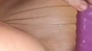 MILF Con Clitoris Enorme Se Masturba Viendo Porno