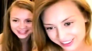 2 superbes soeurs s'amusent devant leur webcam