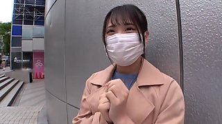 清楚系美女が四つん這いで放尿してカンチョーされて股間ビショビショ