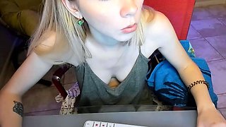 Amateur Webcam Cute Teen Plays Solo with Big Dildo
