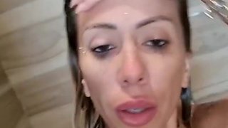 Glamour french wife in the shower