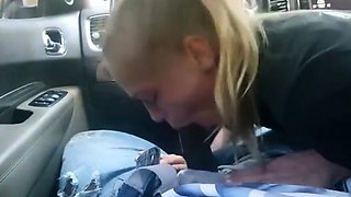 AMATEUR BLONDE SUCKING A BIG BLACK COCK IN A CAR