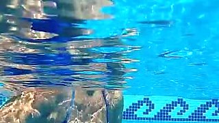 Mit Neuem Badeanzug Im Pool