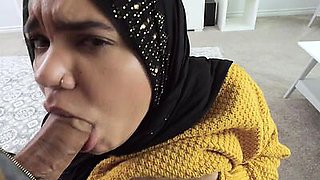 Arab girl Naudi Nala gets 1000 bucks for giving a blowjob
