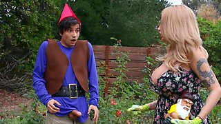 Hot housewife catches the perverted dwarf and initiates sex