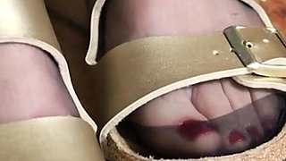 Minimalistic Nylon Moments - Dangling & Shoeplay