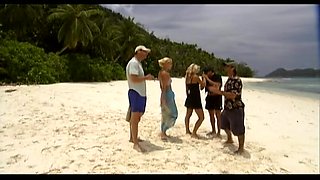 Julie and Sarah Meet Some Guys on the Beach and Have Sex with Them - Private Porn Sex Videos