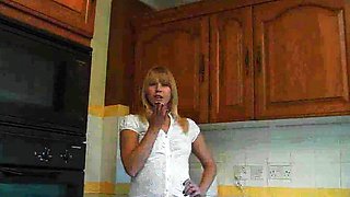 Masturbating amateur cums after solo fun