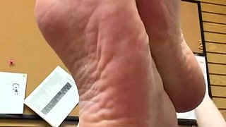 Flexible foot fetish masturbating with feet and hands