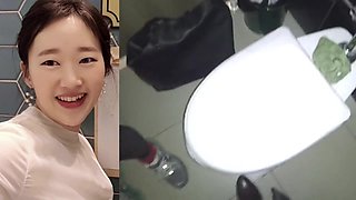 Yi Yuna Parttime Blowjob in a Toilet Enclosure