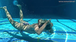 Very fit babe Mary Kalisy swims freely nude