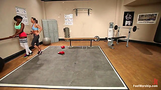 Hot Snatches and Sweaty Toes: Lesbian Gym Footworship Fantasy!!