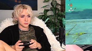 Hot amateur blonde pregnant toying her pussy solo