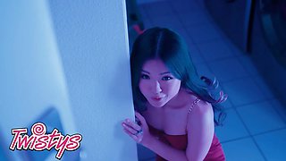 Lulu Chu shows her gratitude by eating her mistress Zoey Sinn's clit while she sits on her face - twistys