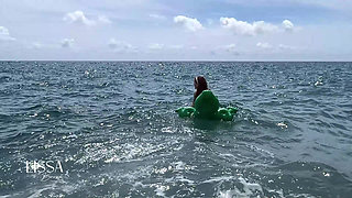 Relaxing Sound of Waves with Crocodile Bouncing and Inflating