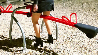 Big Booty Hot MILF Is Wearing a Butt Plug at Park