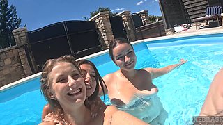 Natural beauties Eyla & Abby indulge in an al fresco trib session