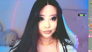 Big boob brunette masturbates on webcam