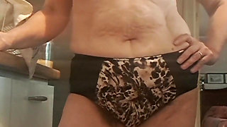 Stepmom in the Kitchen Wanting to Be Fucked