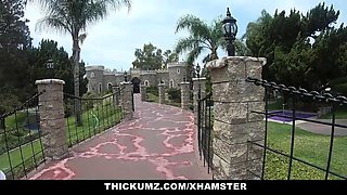 Thickumz - curvy blonda scouts the park for cock