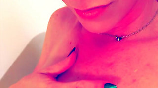 Shelby loves bathtime