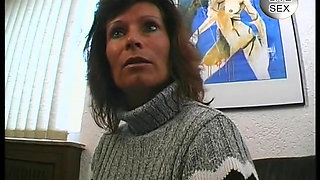 Mature brunette whore pussy toying before getting fingered and mouth fucked