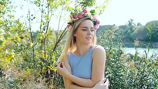 Cute all natural blonde shows sexy body