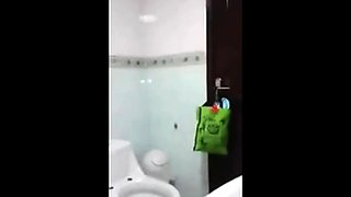 Indian Girl Masturbates on Webcam After Bath