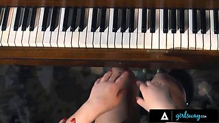 Girlsway - Chanel Camryn has romantic porn with pretty Scarlett Alexis on piano - spanish subtitles