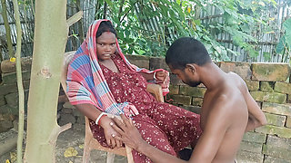 Pados ki bhabhi ki chut chat kar Pani nikala