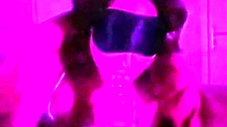 elle passe sous la couette me la sucer