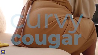 Curvy Cougar Mia Daniels Loves Playing Alone