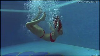 Juicy Russian Babe In The Pool