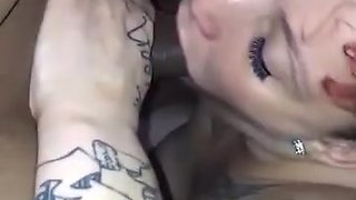 Cette meuf tatouée suce trop bien, elle le fait avec passion !