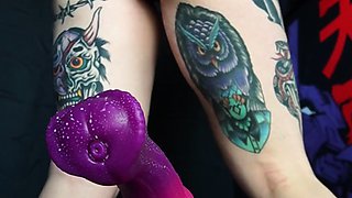 Amateur preggo hoe toys her pussy close up in fetish solo