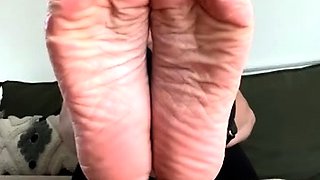Flexible pale brunette with foot fetish does hot footjob