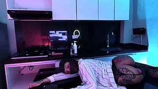 Amateur preggo hoe toys her pussy close up in fetish solo