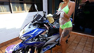 Big booty Thai GF motobike wash and big ass anal penetration