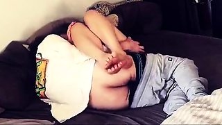 Hahnrei-Ehemann teilt seine Frau mit einem Liebhaber