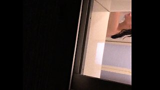 【バレ注意】美人で巨乳な人妻を盗撮！夢中