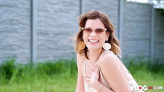 Ada Lapiedra teases under the sun