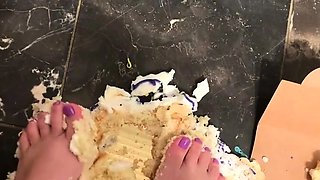 -Onlyfans.com- Hourglassleigh - Cake Smashing Bunny