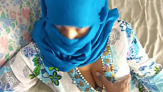 Arab woman in hijab sucks her perverted neighbor's black cock after he shows it to her. - Masturbation
