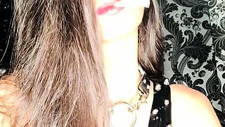 Amateur brunette double toying on webcam