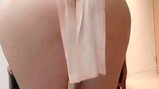 Close up amateur beauty uses her toy to masturbates